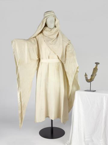 Dagger, robe anf kaffiyah owned by T E Lawrence Dagger, robe anf kaffiyah owned by T E Lawrence