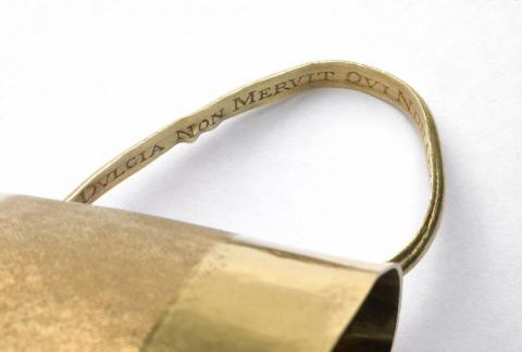 Inscription of DULCIA NON MERUIT QUI NON GUSTAVIT AMARA (he has not deserved sweet unless he has tasted bitter) on the handle