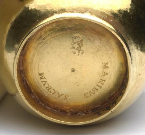 Inscription of MANIBUS SACRUM (to the shades of the departed) on the base of the cup