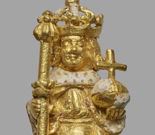 A close up of a gold figure of Henry VI holding a sceptre and orb